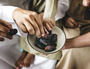 Musulmans échangeant des dons de nourriture ou d’argent au moment de la Zakât al-Fitr, à la fin du Ramadan, pour aider les personnes dans le besoin et purifier le jeûne.