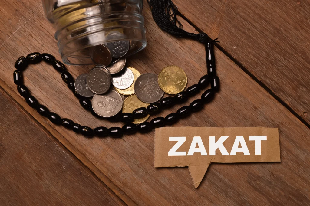 Bocal en verre contenant de l’argent liquide, représentant la Zakat al-Mal, l’aumône obligatoire sur la richesse en islam.